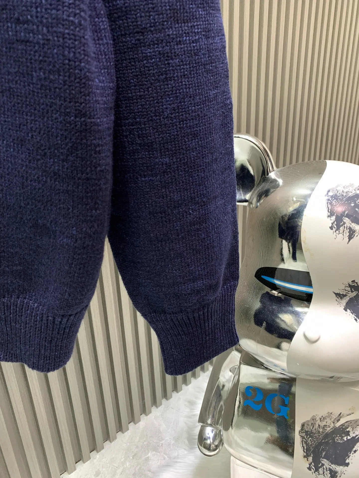 🅿️400 🀄️ Louis Vuitton Louis Vuitton 25SS Lou*s Vuitt*n new conch embroidered logo floral button round neck long-sleeved sweater 100% cotton navy blue color same style full size available for men and women in stock Process description: Use singed mercerized long-staple cotton Custom dyed yarn color similarity is as high as 95% for spinning Use 100% top-grade long-staple cotton Fully combed and tightly sewn with singeing and mercerization technology, more wrinkle-resistant and non-pilling, clear texture, non-sticky for long-term wear in summer, particularly good at absorbing sweat. The body is woven using a 7-needle computerized flat knitting machine. The embroidery is made with water-soluble cloth, with up to 3,000 lines of embroidery. Restores YB quality. Navy blue and dark colors are worn in advanced and slimming styles, showing a casual and lazy style. Customized surface accessories